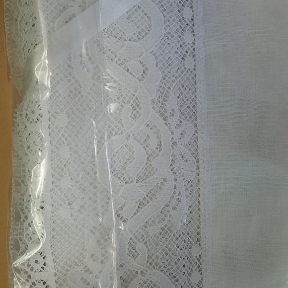 White lace tablecloth 68x90 Oblong - Picture 3 of 3